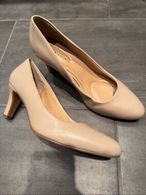 Kelly & Katie Genna Taupe Pointed Toe Pumps